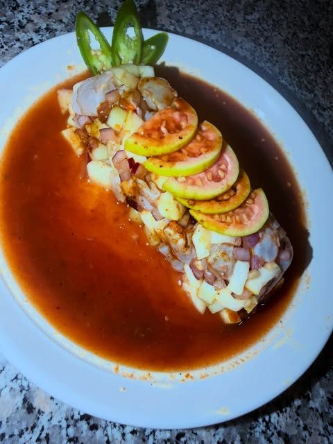 Aguachile rojo de camarón con pepino y cebolla morada