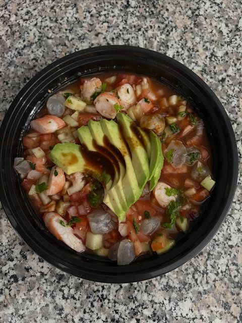 Ceviche de camarón con aguacate y salsa negra