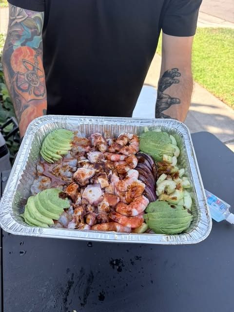 Charola grande de mariscos con camarón, pulpo y aguacate