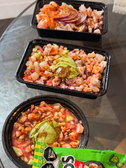 Charolas para llevar de ceviche y aguachile